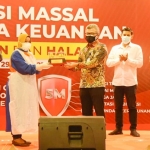 Kepala Perwakilan Bank Indonesia Kediri Sofwan Kurnia saat menyerahkan cinderamata kepada petugas vaksin didampingi Wali Kota Kediri Abdullah Abu Bakar (kedua dari kanan). foto: ist.