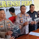 Konferensi pers terkait pencurian di Mapolsek Purworejo, Kota Pasuruan.