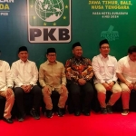 Ketum DPP PKB A Muhaimin Iskandar (tiga dari kiri) bersama para bacakada yang mendaftar di PKB Gresik. Foto: Ist.
