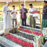 Prof Dr Usep Abdul Matin, MA dan rombongan saat tahlil di maqbarah KH M Yusuf Hasyim di Pesantren Tebuireng Jombang Jawa Timur,  Sabtu (4/7/2025). Pembacaan tahlil itu dipimpin Syaikh Ahmad Muhammad Mabruk. Foto: bangsaonline