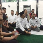 Gus Ipul saat salat Jumat di masjid Al Falah, Surabaya. Foto: DIDI ROSADI/BANGSAONLINE