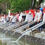 Rektor Universitas Airlangga Prof. Moh Nasih (deretan paling kanan) dan pimpinan Unair yang lain ketika menaburkan ribuan benih ikan di Kolam Konservasi UNAIR, di kampus C, Minggu (31/1).