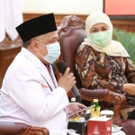 Kang Irwan saat memimpin pengurus DPW PKS Jatim bersilaturahmi dengan Gubernur Khofifah di Gedung Negara Grahadi, Surabaya. (foto: ist)