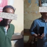 Kades Balikterus, AA (kanan), menunjukkan bong (alat isap sabu) dan handphone yang menjadi barang bukti saat dirinya ditangkap.