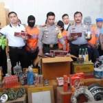 DIGULUNG. Kapolres Sidoarjo AKBP M. Anwar Nasir SIK menunjukkan barang bukti hasil kejahatan di lokasi pergudangan yang dijadikan tempat penyimpanan di Tropodo Jaya setelah digerebek. foto: catur gogon/BANGSAONLINE