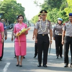 AKBP M B Pranatal Hutajulu dan istri disambut Kapolres lama AKBP Nyoman Budiarja.