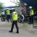 Petugas menghentikan sejumlah pengendara motor yang kedapatan menggunakan knalpot brong saat razia di Kecamatan Kepung.