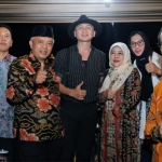 H. Sanusi foto bersama Anji.