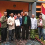 Tim Pemenangan Rudi (Teman Rudi) saat berfoto di depan kantor KPU Kabupaten Pasuruan.