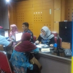 SIMPEL DAN MUDAH: Petugas membimbing para wajib pajak yang melakukan pelaporan SPT Tahunan secara e-filing, di KPP Pratama Sidoarjo Barat, Selasa (12/3). foto: MUSTAIN/ BANGSAONLINE