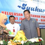 Gubernur Khofifah memotong tumpeng syukuran didampingi Sekdaprov Heru Tjahjono dan Ketua PWI Jatim Ainurrohim.