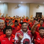 Ketua DPC PDIP Gresik, Mujid Riduan (baju batik), bersama pengurus dan kader saat konsolidasi. Foto: Ist