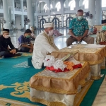 Akad nikah di Masjid Nasional Al Akbar Surabaya juga menerapkan protokol kesehatan. Seperti adanya room screening, cek suhu tubuh, mencuci tangan dengan hand sanitizer, bermasker, dan jarak interaksi yang aman.