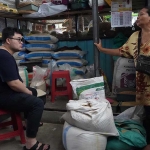 Bupati Kediri Hanindhito Himawan Pramana saat berdialog dengan pedagang beras di salah satu pasar. Foto: Ist.