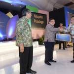 Kepala DPPKA Probolinggo Tanto Walono menerima penghargaan dari Menteri Keuangan. foto: hms