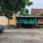 Tempat penampungan sampah dan bangunan permanen untuk generator RS Aura Syifa yang dibangun di atas TKD Karangrejo. Foto: MUJI HARJITA/BANGSAONLINE