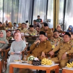 Bupati Jombang saat berada di Warung Pojok Kebon Rojo.
