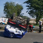 Kondisi pikap yang terguling di sekitar Desa Banjarbendo, Kecamatan/Kabupaten Sidoarjo, atau KM 757/A arah Sidoarjo-Porong, Senin (6/6/2022). 