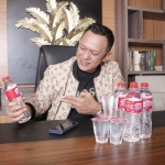 CEO Bani Grup, Ali Zainal Abidin saat menunjukkan produk MBS Water