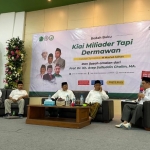 Para nasumber Bedah Buku Kiai Miliarder Tapi Dermawan di Aula Utama Pascasarjana Uninus Bandung, Jumat (16/12/2022).  DARI KIRI: Dr KH Mujib Qulyubi, M Mas