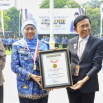 Gubernur Khofifah saat menerima penghargaan dari Muri.