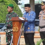 Bupati Ngawi saat memimpin apel gelar pasukan operasi ketupat 2023 di alon alon Ngawi.
