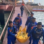 Petugas Satpolairud Polres Gresik saat evakuasi mayat seorang lansia di dermaga Petrokimia. Foto: Ist