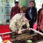 Disaksikan Kakanwil Kemenag Prov Jatim Syamsul Bahri, Menag Lukman Hakim Saifuddin saat menandatangani prasasti peluncuran Pelayanan Terpadu Satu Pintu (PTSP) di Kantor Kemenag Jatim, Sidoarjo, Senin (5/2). Foto: Yudi Arianto/BANGSAONLINE