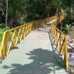Jembatan menuju makam bedilan di wilayah Desa Mejayan, Kabupaten Madiun, yang jadi perbincangan warga.