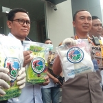 Kapolrestabes Surabaya Kombes Pol Sandi Nugroho (kanan) menunjukkan barang bukti yang diamankan.