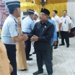 Ketua DPRD Kota Malang Bambang Heri Susanto ketika memberikan ucapan selamat kepada Kalapas Lowokwaru yang baru Yudi Suseno, Kamis (03/01). Foto: IWAN IRAWAN/BANGSAONLINE