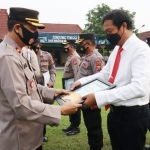 Wakapolres Mojokerto Kompol Dr Sarwo Waskito saat memberikan penghargaan kepada sejumlah personel Polres Mojokerto.