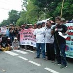 Aksi demo para tukang becak di Jombang. Mereka protes menentang keberadaan ojek online. foto: rony suhartomo/ bangsaonline.