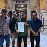 Pengurus PWI Probolinggo Raya saat melaporkan konten kreator yang melecehkan dan mencemarkan nama baik PWI. Foto: Andi Sirajudin.