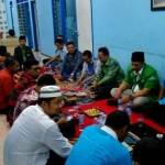 SATUKAN VISI: Pengurus KNPI Sidoarjo dan perwakilan OKP saat Halal Bihalal, di Sekretariat KNPI Sidoarjo, Jl Pahlawan, Jumat (22/7) malam. foto: MUSTAIN/ BANGSAONLINE
