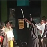 Tangkapan layar video viral bentrokan massa yang hendak memasuki Puskesmas Geger Bangkalan