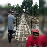 Jembatan dari bambu yang dibangun warga Dusun Payaman.
