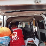 Tim ambulans PMI saat mengevakuasi jenazah korban ke RSUD Koesma Tuban.