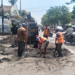 Jalan nasional di Bangil, Pasuruan yang rusak mulai dibenahi oleh pihak BBPJN VIII.