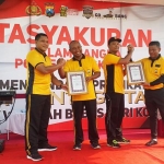 Kapolres dan Waka Polres Bangkalan memberikan penghargaan pada Bripda Brilian Reista Mahdiyansah dan Bripka Farid Hamzah.