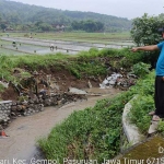 Plengsengan irigiasi pertanian di Desa Bulusari yang jebol usai diterjang banjir.
