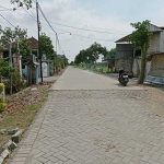 Jalan poros Desa Banjaragung dengan konstruksi beton. foto: ist.