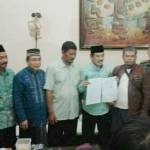 Wabup Sidoarjo H. Nur Ahmad Saifudin menujukkan surat kesepakatan perdamaian dengan antara orang tua SS, Yuni Kurniawan (sebelah kanan Wabup) dengan Samhudi, Guru SMP Raden Rahmad (sebelah kiri Wabup). foto: istimewa