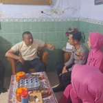 Kapolres Pasuruan, AKBP Harto Agung Cahyono, didampingi para anggota Bhayangkari ketika berkunjung ke salah satu personel yang sakit.