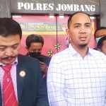 Kasatreskrim Polres Jombang, AKP Giadi Nugroho, bersama Ketua IDI Jawa Timur, dr Sutrisno.