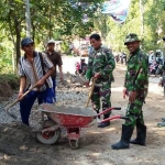 Kegiatan kerja bakti pengecoran jalan desa di Dusun Sukorejo, RT 4 RW 03, Desa Kedondong, Kabupaten Madiun, Rabu (15/5/2019).
