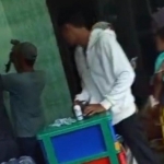 Tangkap layar video viral saat sejumlah orang memasang palang kayu untuk menyegel rumah eks Sekdes Asemraja, Kabupaten Samapng