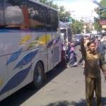 Bupati Gresik, Sambari Halim Radianto ketika mengatur parkir bus peziarah di areal parkir Maulana Malik Ibrahim. (syuhud/BANGSAONLINE)