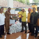 Pengurus DPD Golkar Greik saat penyerahan bantuan korban banjir. foto: SYUHUD/ BANGSAONLINE