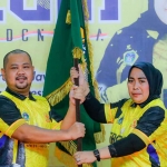 Bupati Gresik, Fandi Akhmad Yani, saat menyerahkan bendera pataka ke Ketua KONI Gresik, Anis Ambiyo Putri, saat pemberangkatan kontingen ke Porprov IX Jatim 2025. Foto: Ist